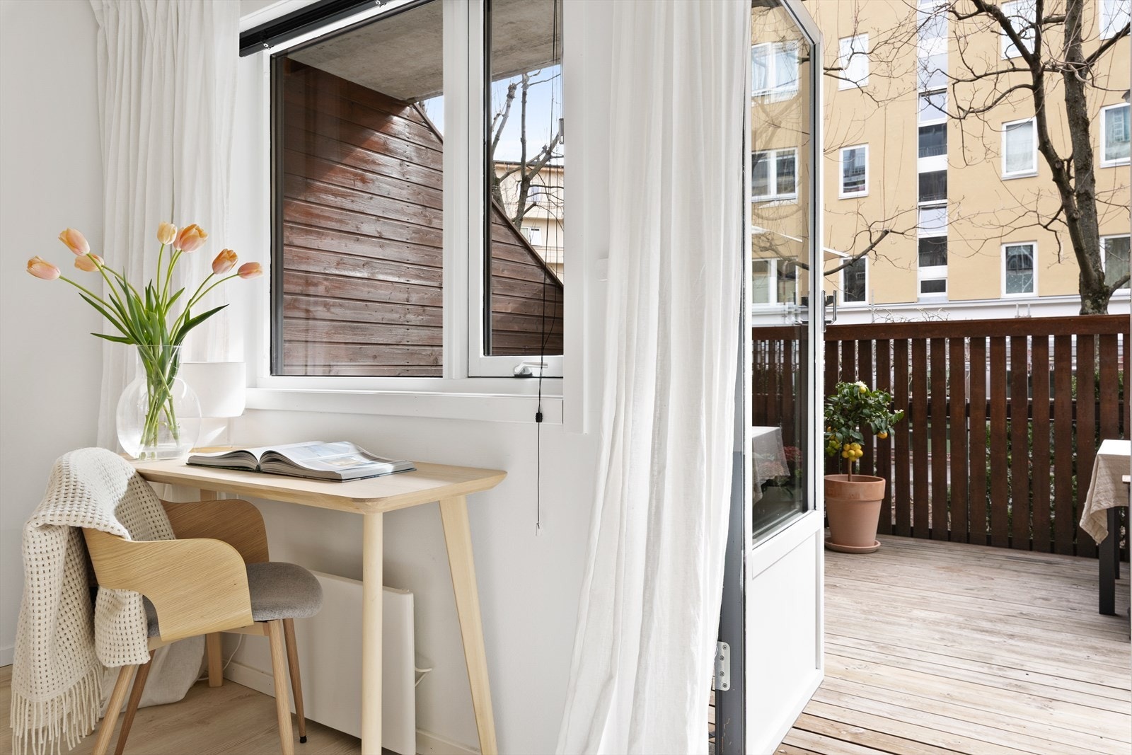 For den som studerer eller jobber hjemmefra er det fint med plass til skrivepult på soverommet. Galleribilde