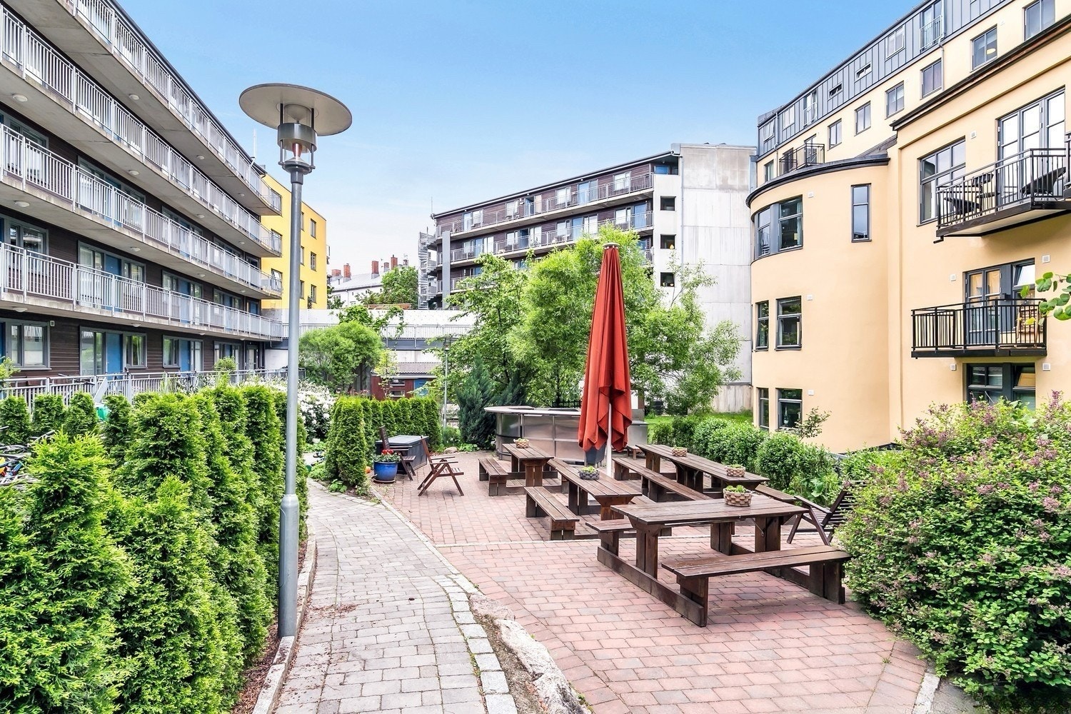 Borettslaget har en idyllisk felles bakgård med sittegrupper, felles grill, prydbysker, sykkelparkering m.m. Galleribilde