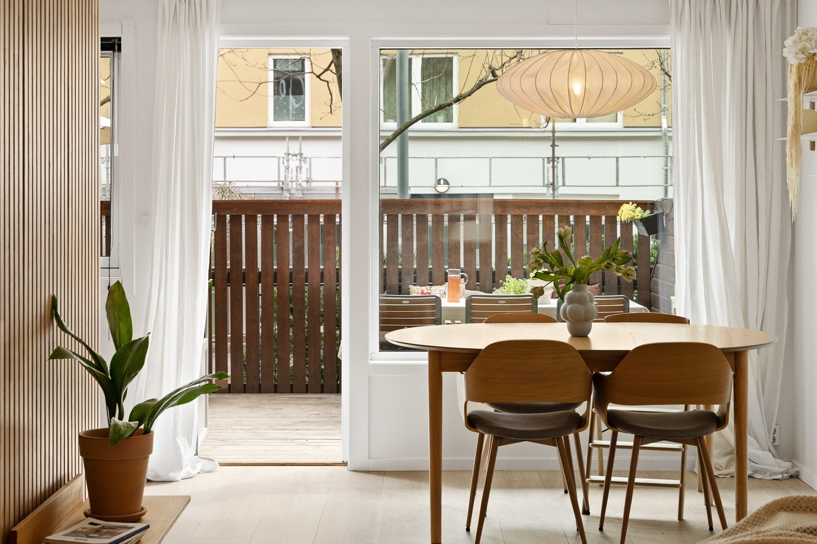 De store vindusflatene ut mot terrassen bidrar til en lys og behagelig atmosfære, samtidig som det binder stuen og terrassen sammen på en fin måte. Galleribilde