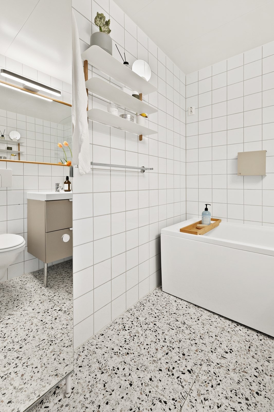 Tidløst og pent bad som ble overflateoppusset i 2022. Galleribilde