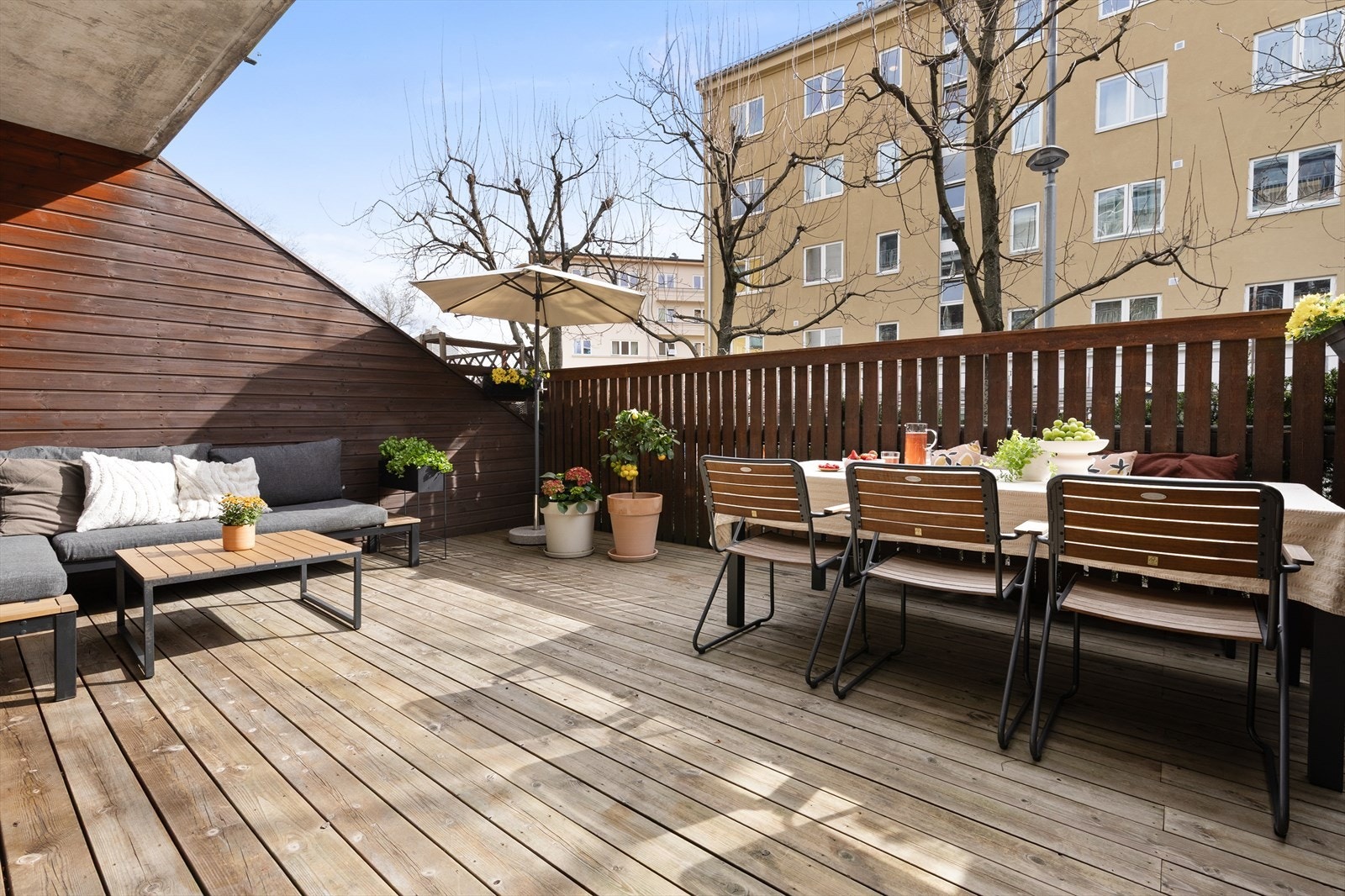 Den nydelige terrassen fungerer som et ekstra oppholdsrom om sommeren, og lar deg nyte fine sommerdager med venner og familie i grønne, skjermede omgivelser. Galleribilde