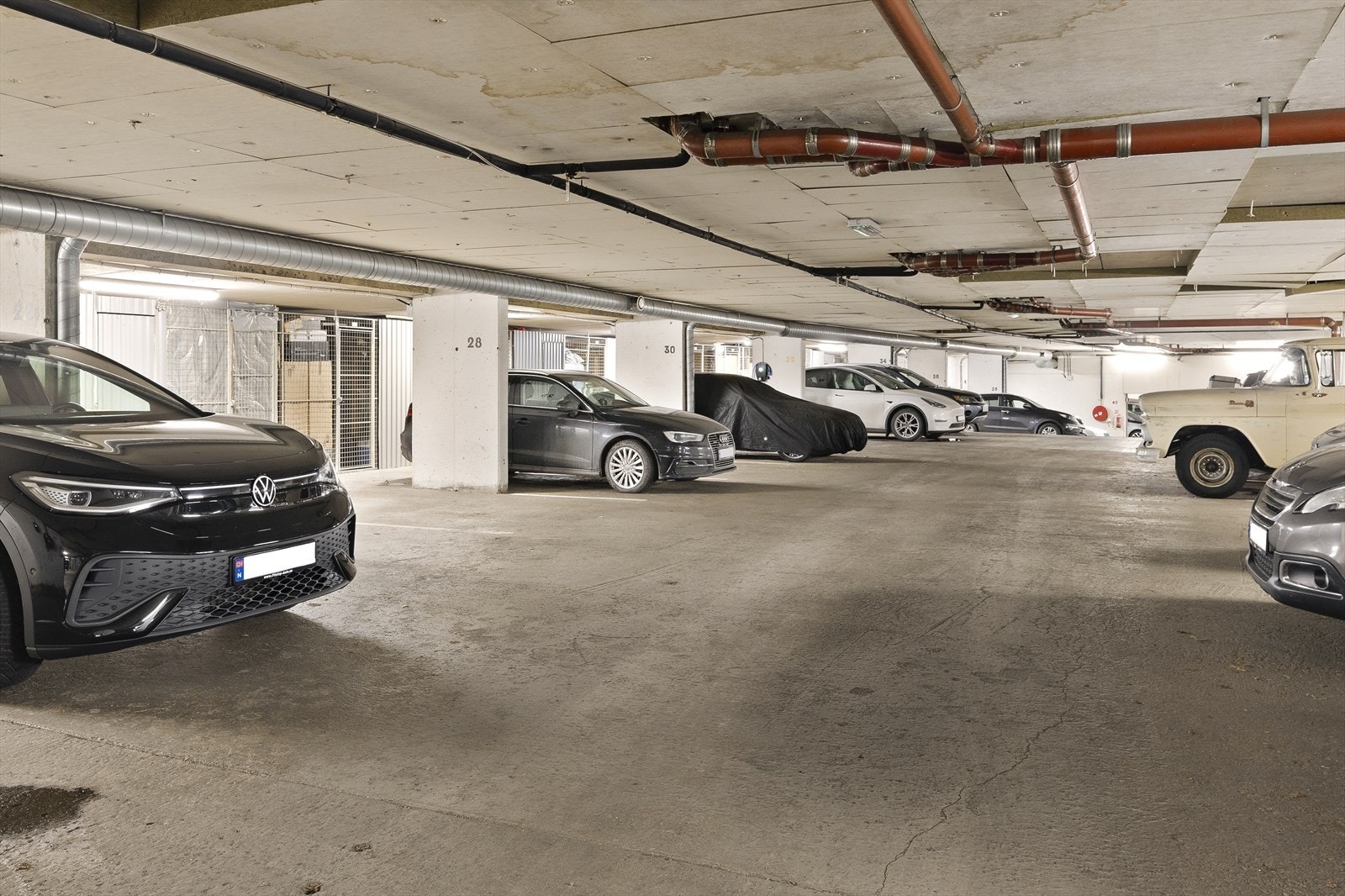 Under boligblokken, med tilgang via heis, har borettslaget et garasjeanlegg hvor det er mulig å leie parkeringsplass etter venteliste. Leie av garasje koster p.d.d. kr 650,- pr. måned. Galleribilde