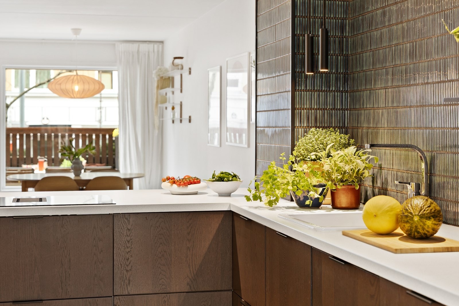 Delikat og stilrent kjøkken med innredning fra IKEA montert i 2022. Kjøkkenet er utstyrt med hvitevarer som induksjonsplatetopp med integrert kullfilterventilator, stekeovn, kjøl- og fryseskap, oppvaskmaskin og vaskemaskin. Galleribilde