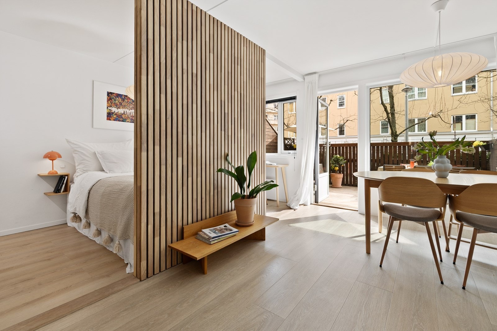 Leiligheten ble pusset opp av nåværende eiere i 2022 og har et stilig og moderne preg med et pent 1-stavs laminatgulv og spilevegg i stue. Galleribilde