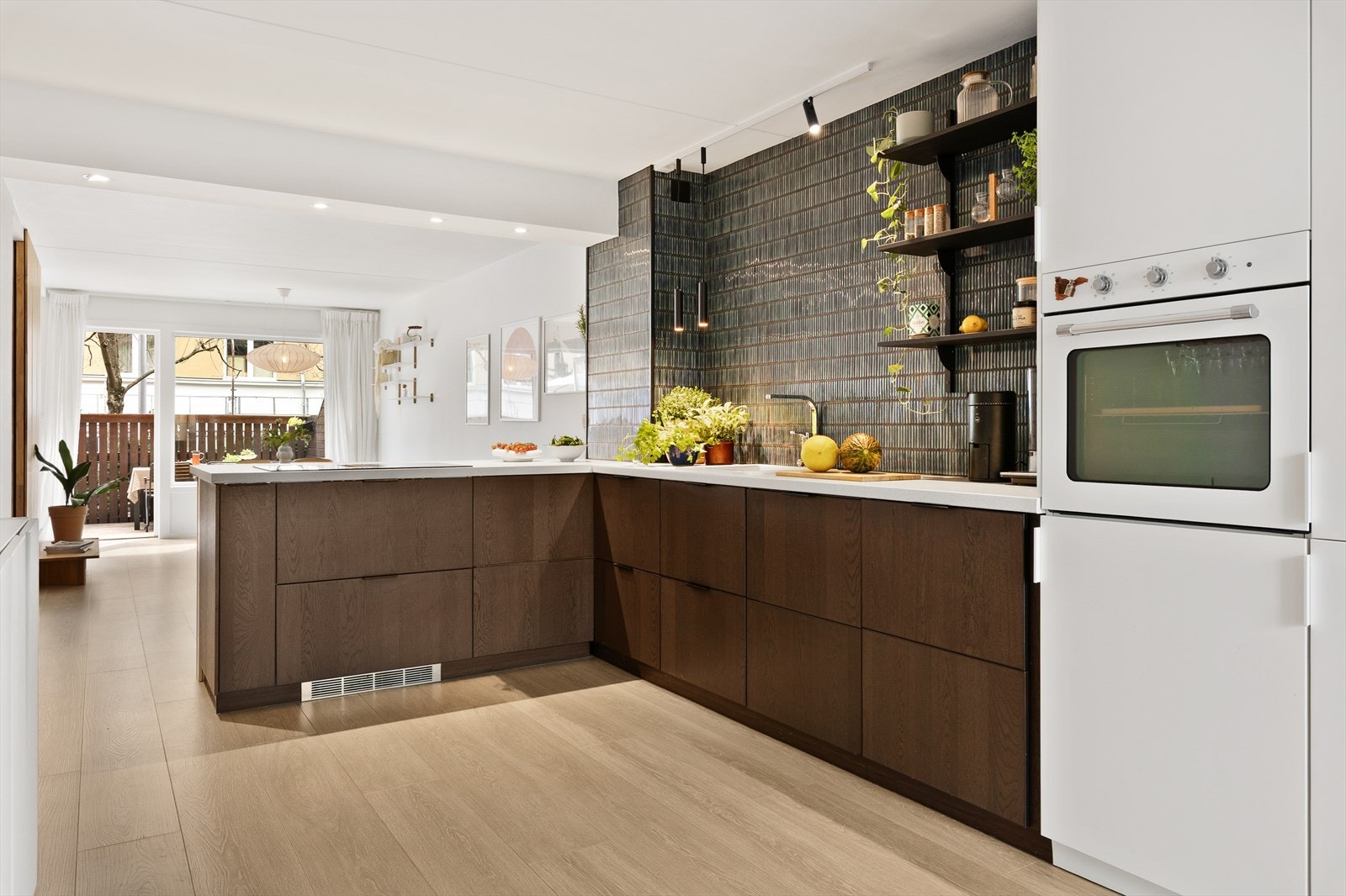 Med rikelig skap- og benkeplass samt god belysning ligger forholdene til rette for matlaging både til hverdag og fest. Galleribilde