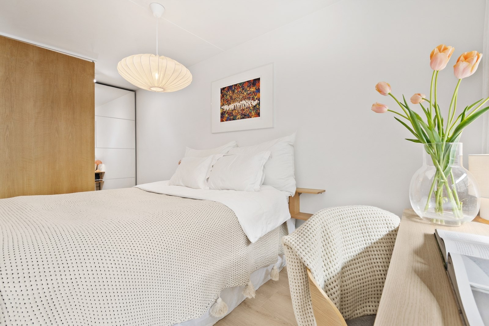 Behagelig hovedsoverom med to innganger via skyvedører. Galleribilde