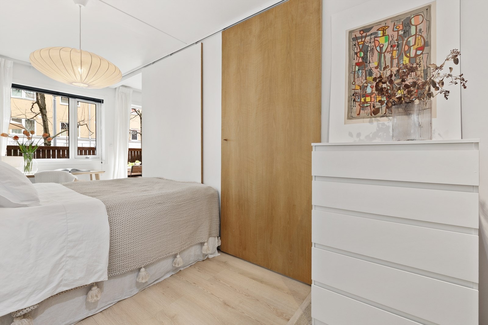 De lekre skyvedørene setter et estetisk godt preg på rommet og sparer i tillegg plass. Galleribilde