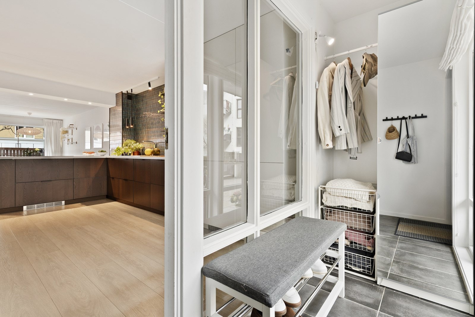 Vindfanget byr på flislagt og lettstelt gulv samt plass til yttertøy som kan oppbevares enten i skap eller henges på garderobestang. Galleribilde