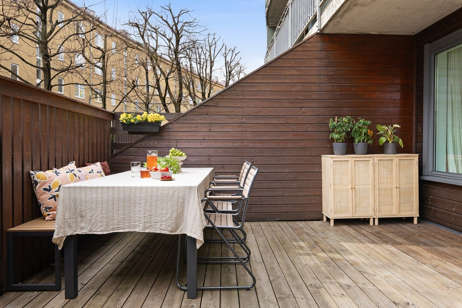 Terrassen roper "sommerhygge", og siden borettslaget tillater grilling med elektrisk grill og gassgrill ligger alt til rette for en vellykket sommerfest. Galleribilde