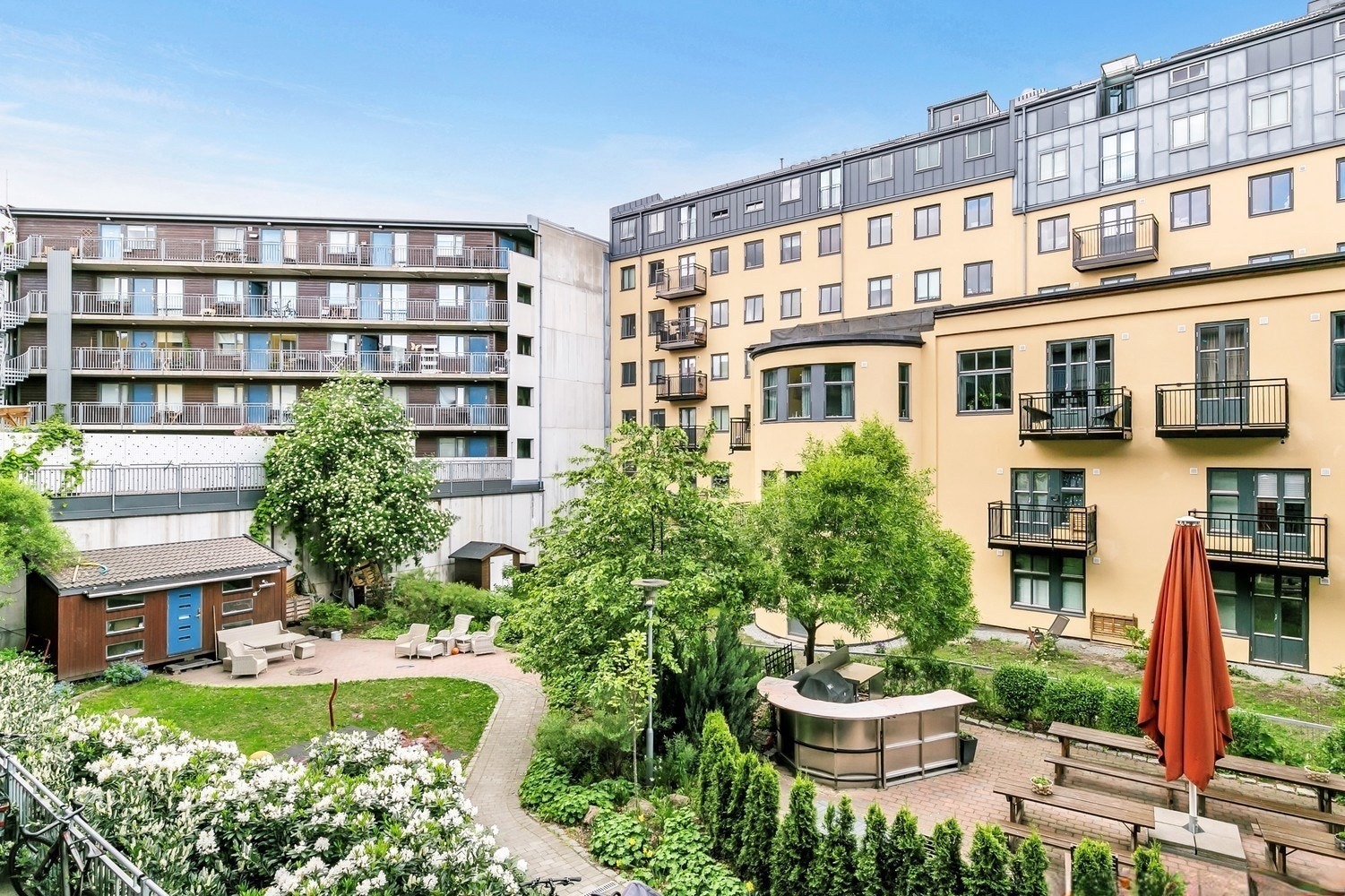 Borettslaget har en idyllisk felles bakgård med sittegrupper, felles grill, prydbysker, sykkelparkering m.m. Galleribilde