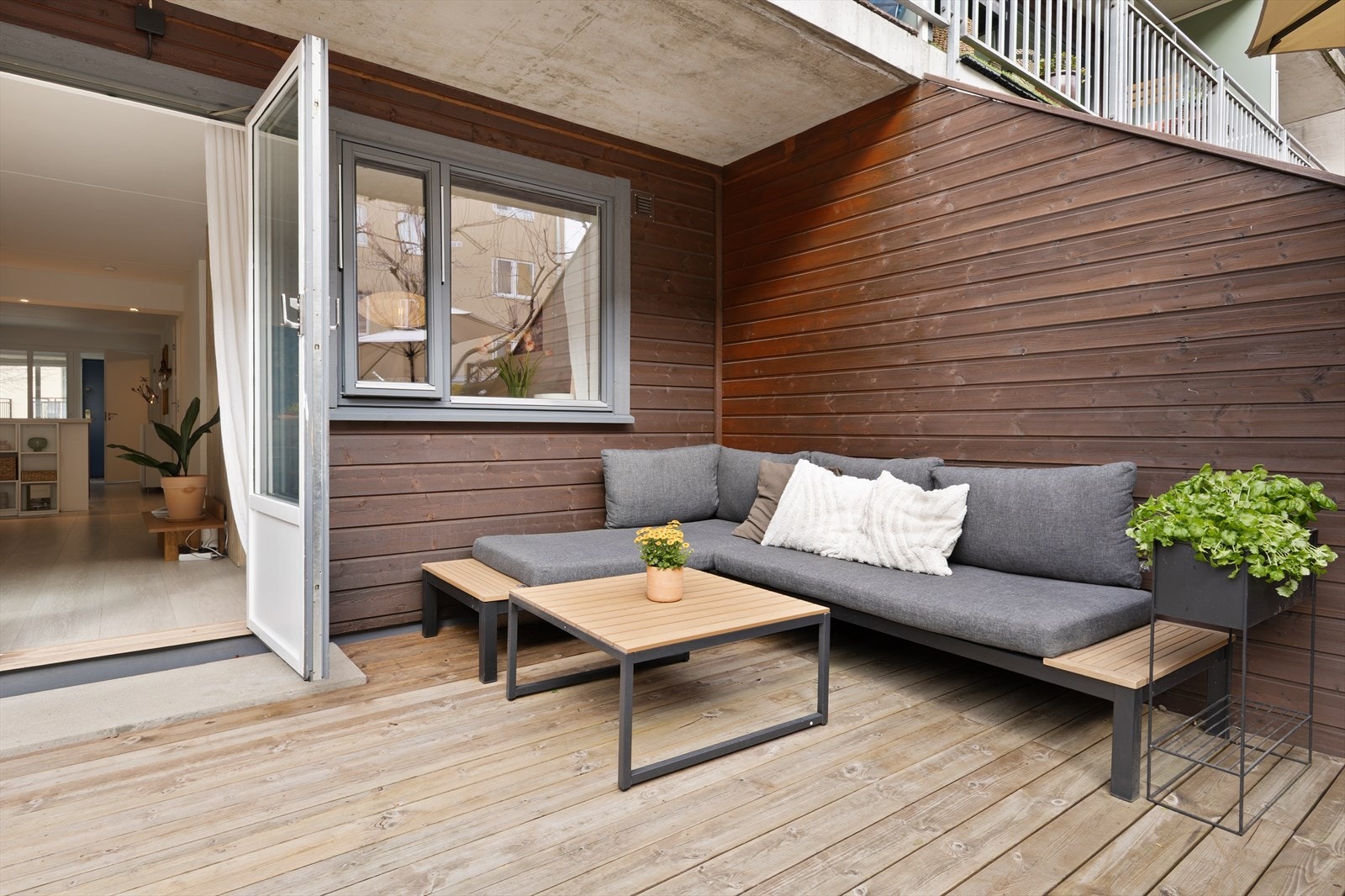 Terrassen ligger høyere enn gatenivå og oppleves skjermet fra gående, syklende og kjørende. Galleribilde