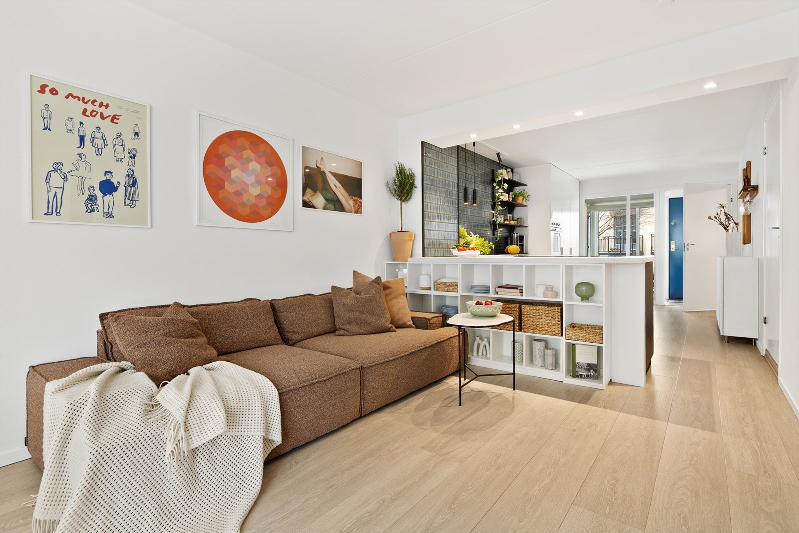 Stue og kjøkken i åpen løsning bidrar til en luftig atmosfære, og den praktiske kjøkkenhalvøyen bidrar samtidig til å skille rommet av i to soner. Galleribilde