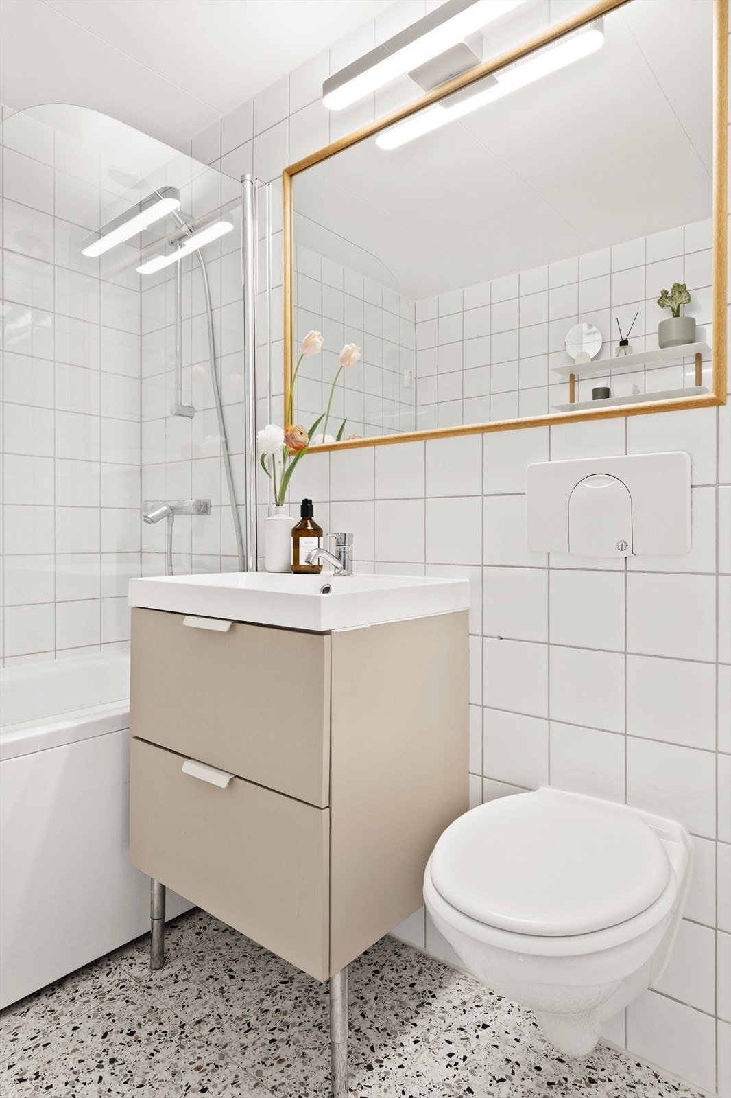 Delikat bad med oppbevaringsmuligheter i skuffeseksjon under servant. Galleribilde