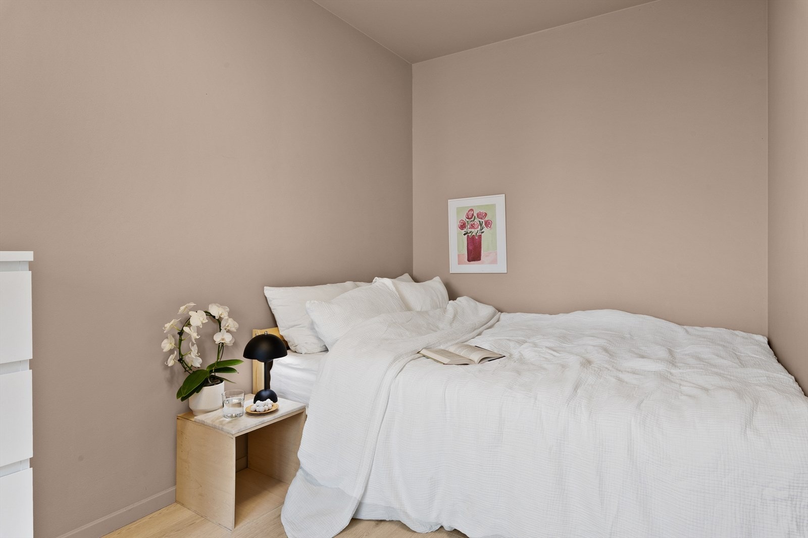 Soverom 2 er noe mindre i størrelse og fungerer ypperlig som barnerom, gjesterom eller kontor. Det er også plass til dobbeltseng her. Galleribilde