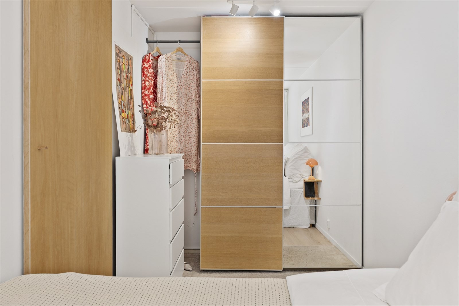 Tidligere bod er innlemmet i soverommet, og det er satt inn garderobeskap for oppbevaring av klær og tilbehør. Galleribilde