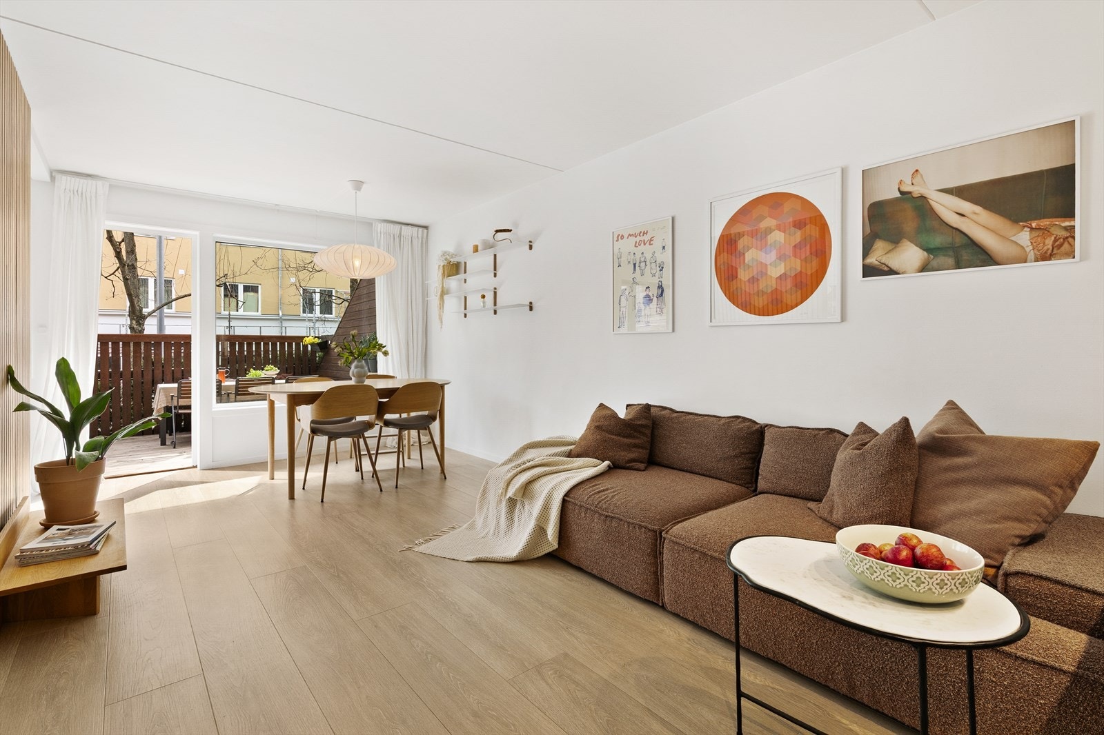 Stuen har en utforming som gjør den enkel å innrede med sofagruppe, TV-møbler og spisegruppe. Galleribilde