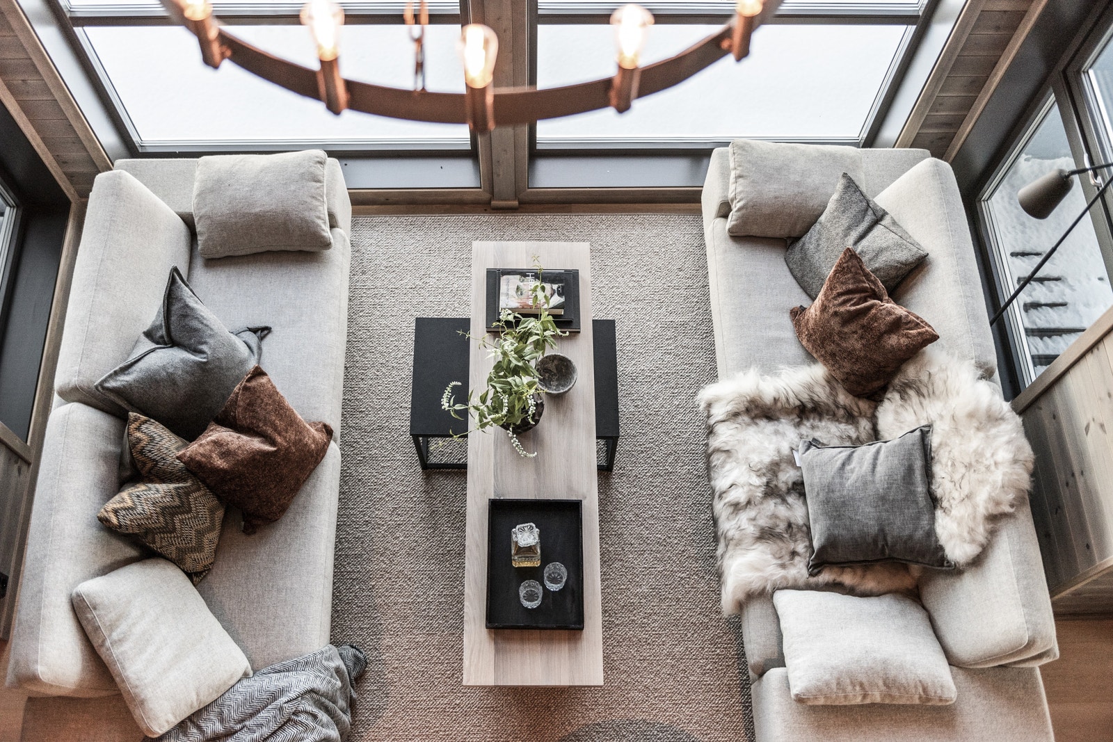 Fra hemsen ser man ned på stuen i hovedplan (illustrasjonsfoto). Galleribilde