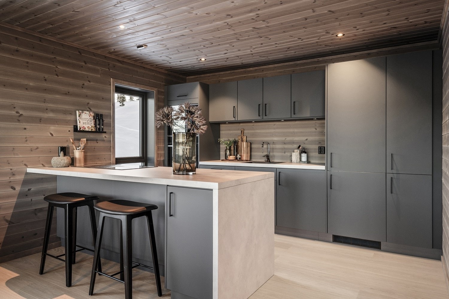 Kjøkkenet har god plass med egen kjøkkenøy og ekstra sitteplasser (illustrasjonsfoto). Galleribilde