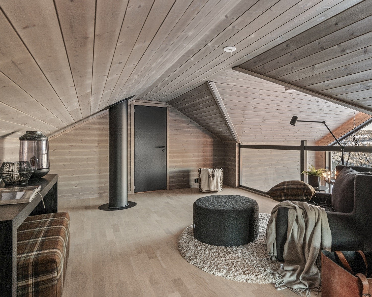 Inneholdsrik hems med 2 hemsrom og hemsstue med galleri (illustrasjonsfoto). Galleribilde