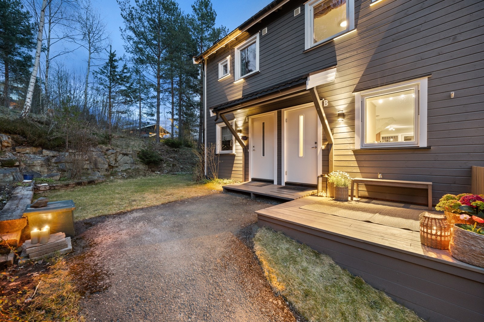 Terrasse ved inngangspartiet. Et godt førsteinntrykk. Galleribilde