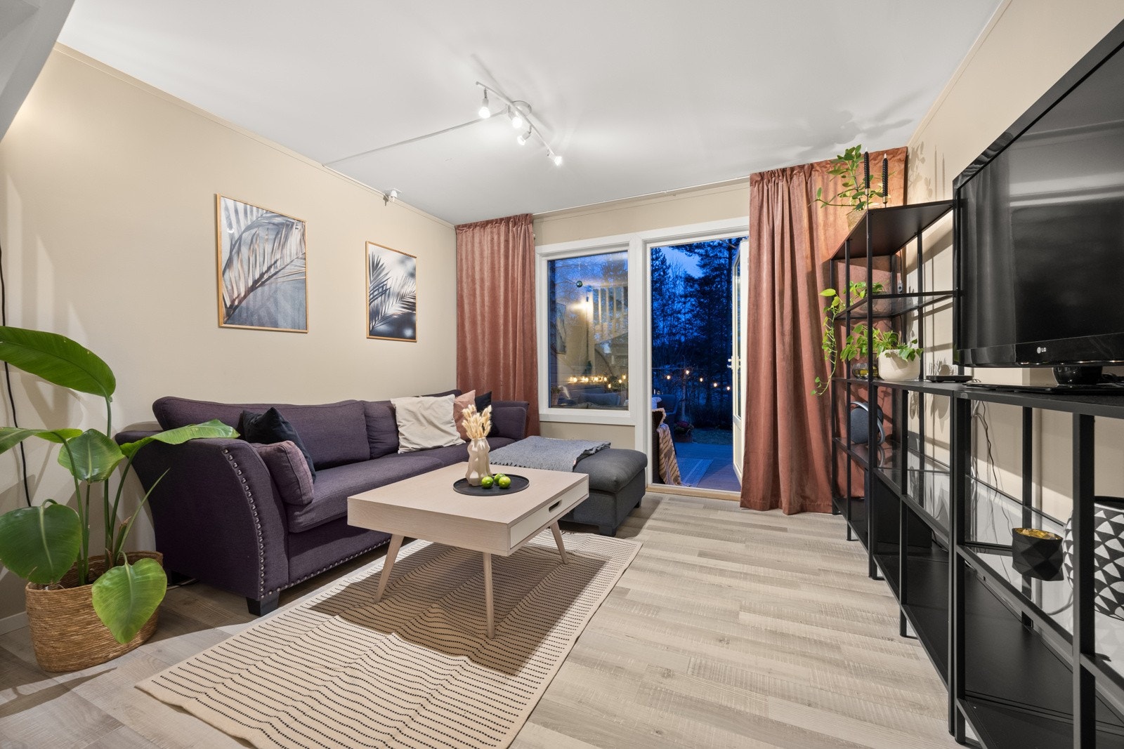 Lun stuesone med plass til sofagruppe og TV. Galleribilde