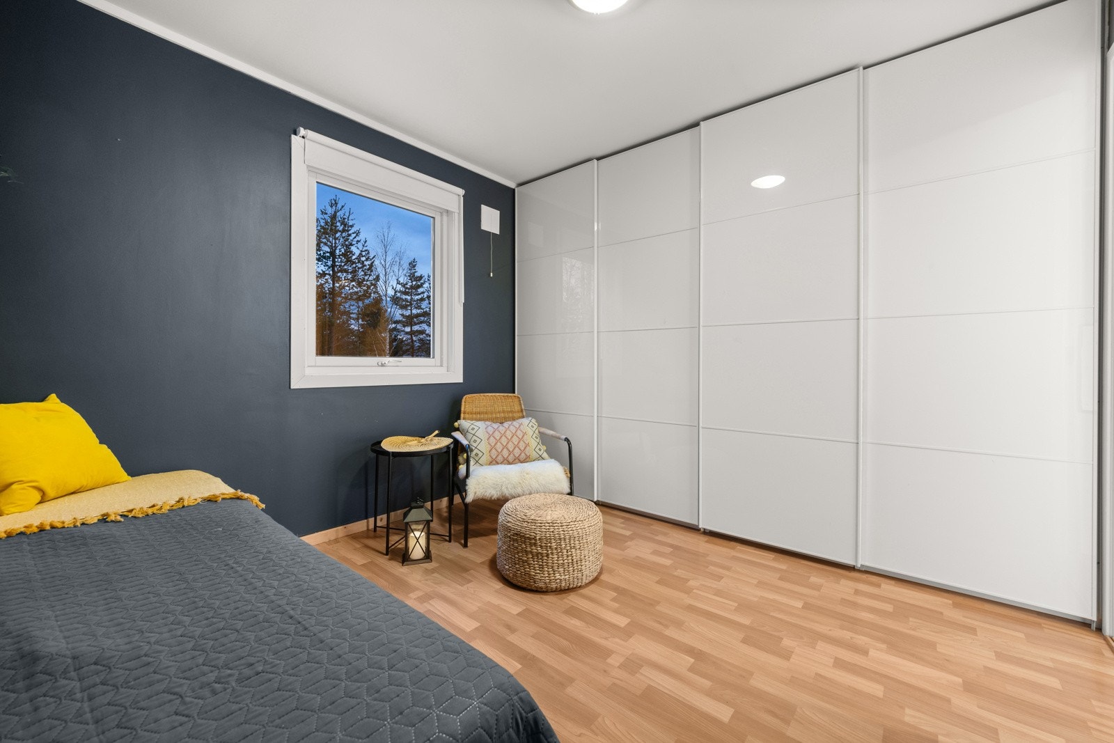 Stor skyvedørsgarderobe på dette soverommet. Galleribilde