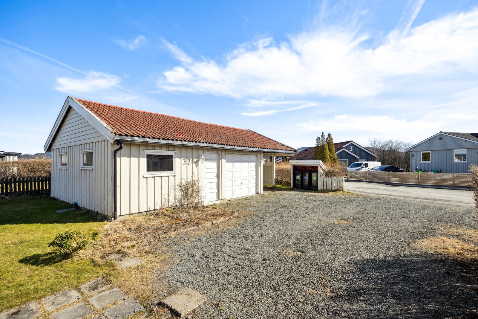 Garasje med carport og snekkerbod i bakkant av garasjen. I tillegg er det rikelig med lagringsplass på loftet i garasjen. Galleribilde