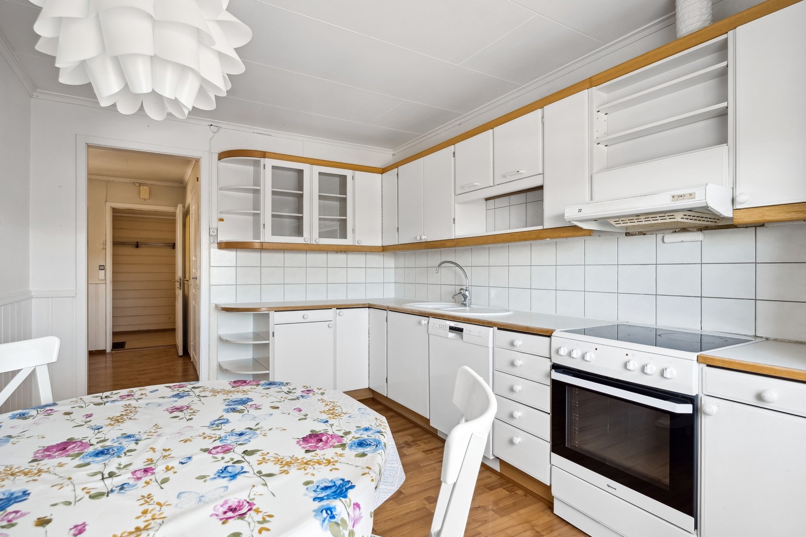 Kjøkkenet har innredning med glatte fronter med benkeplaten er av laminat. . Det er god plass til frittstående kjøleskap, oppvaskmaskin og komfyr. Galleribilde