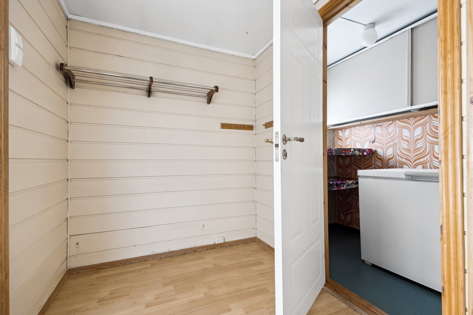 Entrèen måler ca 3,5 kvm og har en egen praktisk bod i bakkant. Galleribilde