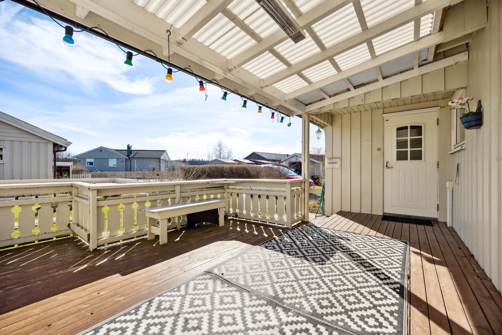 Flott inngangsparti etablert med terrasse hvor man kan nyte gode solforhold. Galleribilde