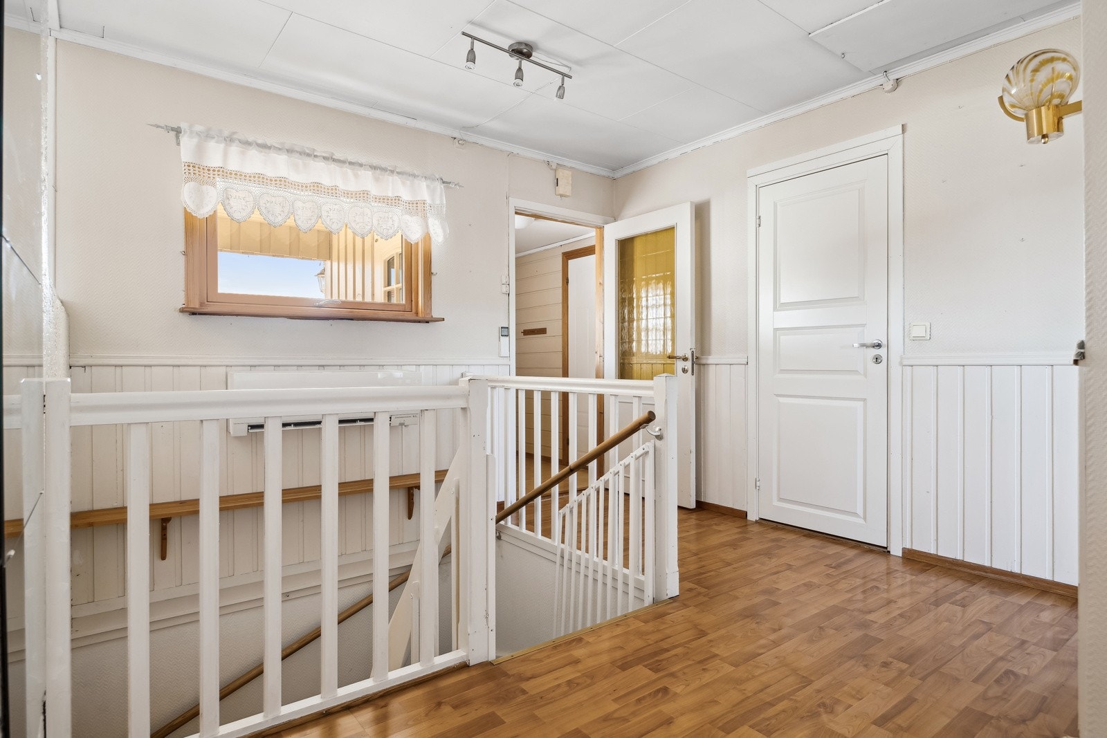 I tillegg til vedfyring har boligen varmepumpe. Galleribilde