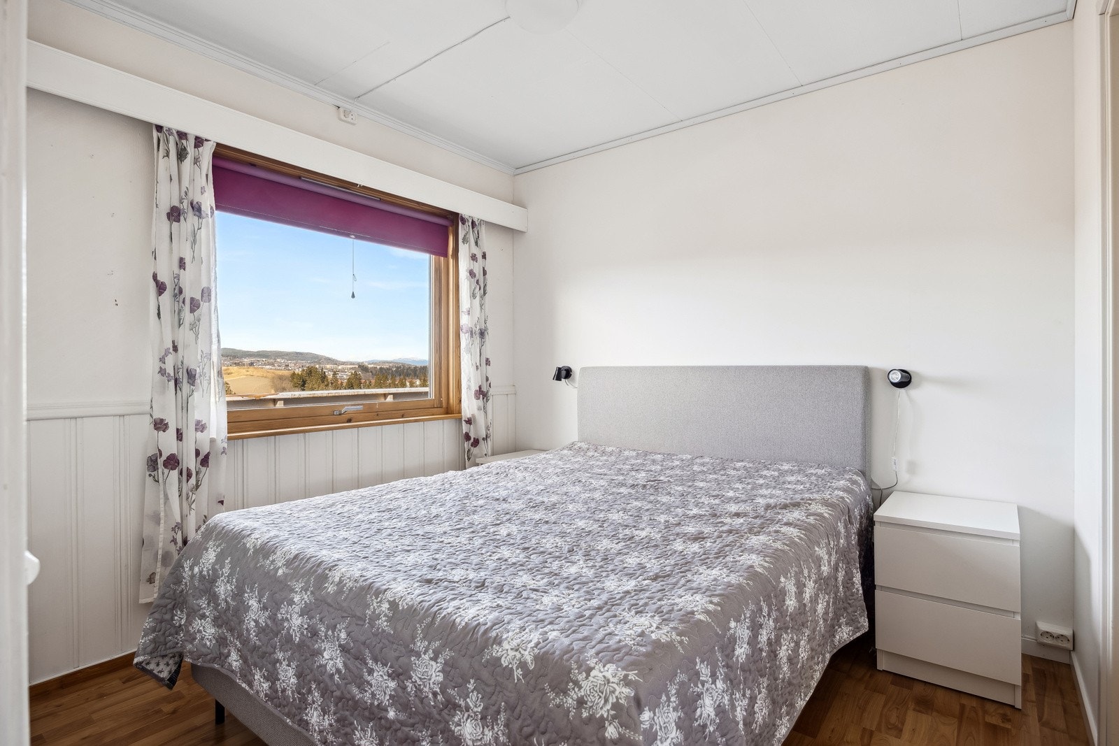 Det er satt opp et rom i stuen med lettvegger som i dag brukes som soverom med inngang fra både gang og kjøkken. Galleribilde