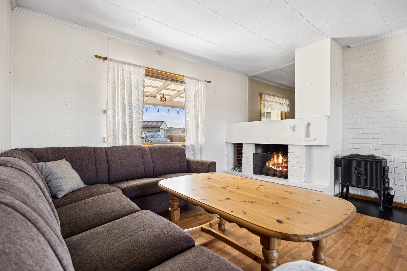 Boligen har både vedovn og åpen peis. Galleribilde