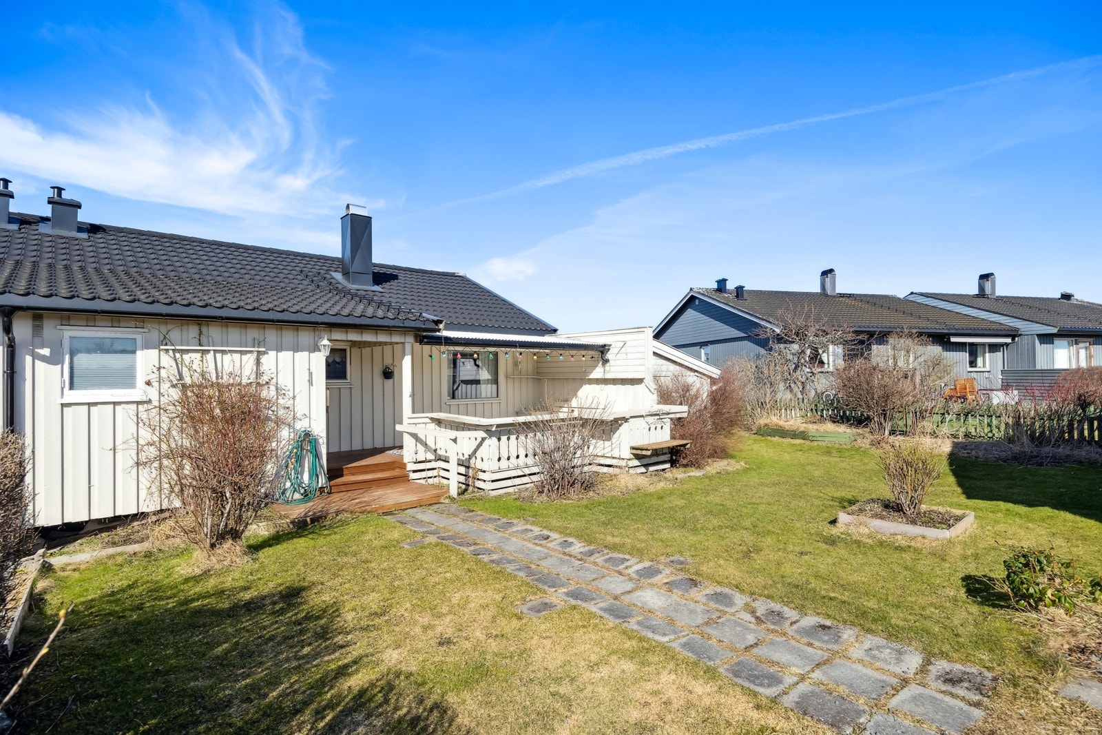 Flott hage med flere bruksområder og gode solforhold. Galleribilde