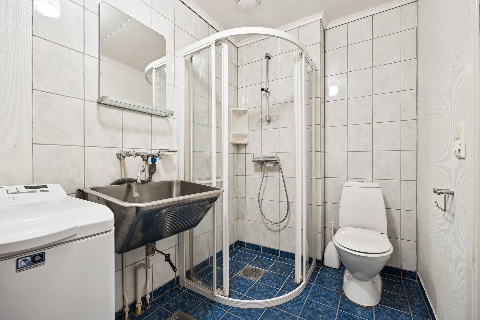 Det er to bad i boligen, en i første etasje og en i underetasjen, samt eget toalettrom i underetasjen. Galleribilde