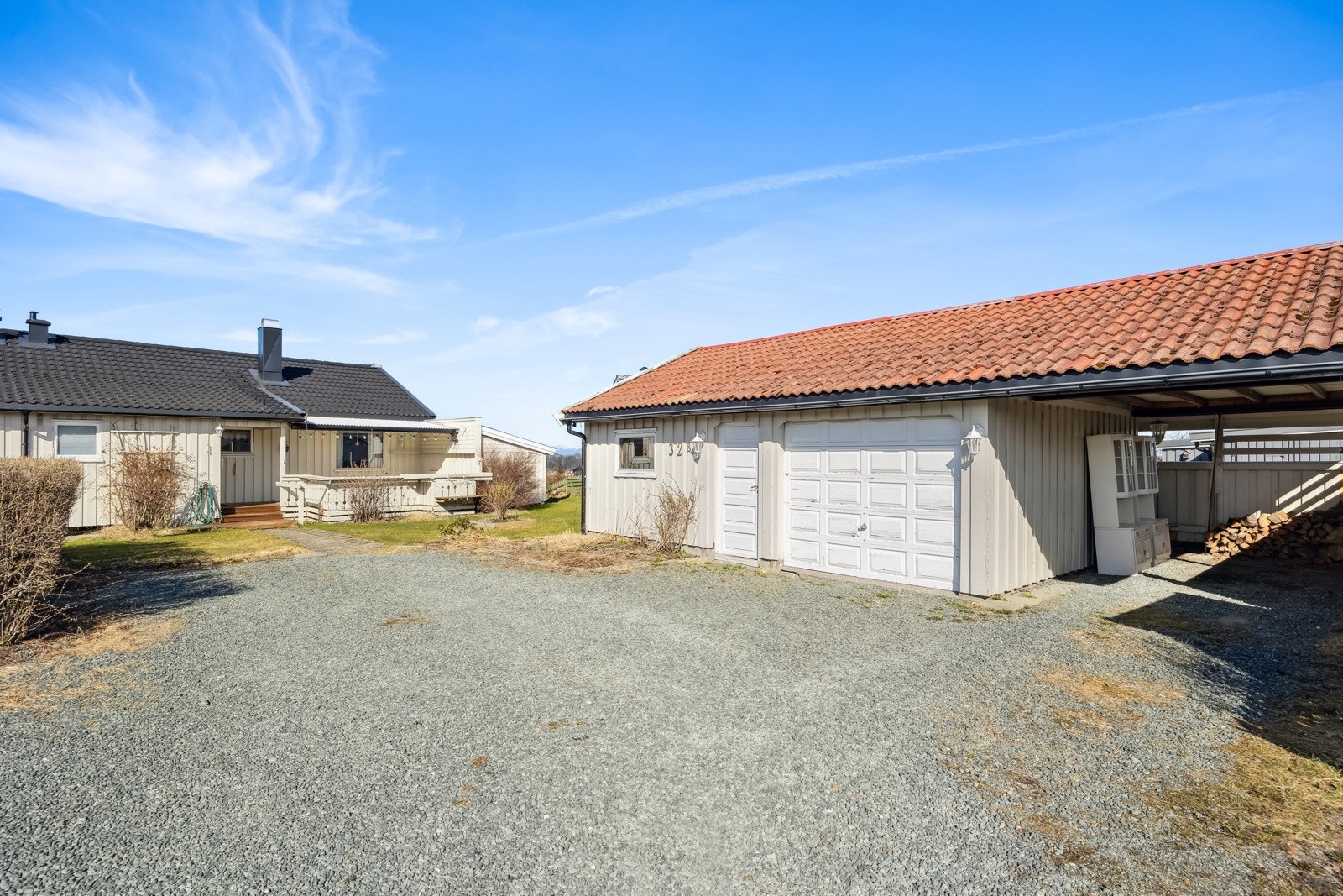 Eiendommen har grusbelagt gårdsplass. Her er det plass til flere oppstillingsplasser til bil. Galleribilde
