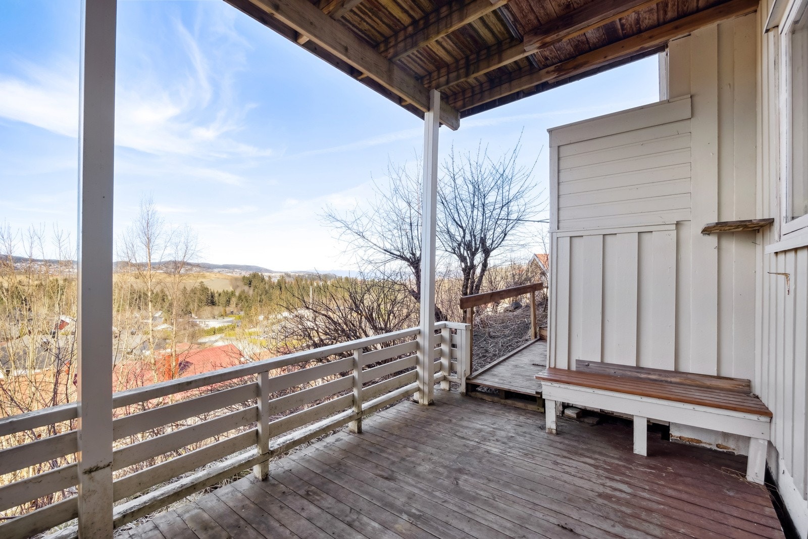 På nedsiden av huset er det også egen terrasse som måler 16 kvm. Galleribilde