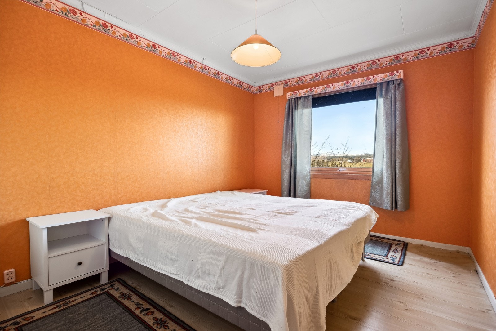 I underetasjen er det 3 soverom, hvor det som er brukt som hovedsoverommet måler 11 kvm. Galleribilde