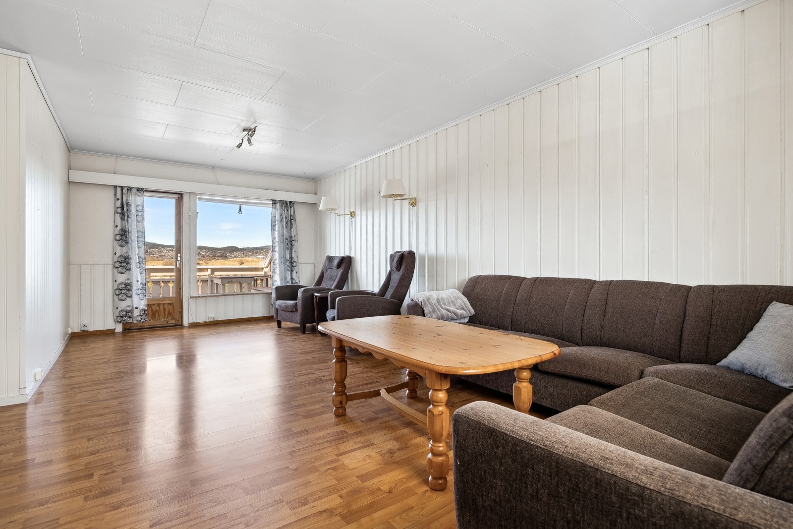 Stuen måler ca 24 kvm., og har godt med naturlig lysinnslipp. Galleribilde