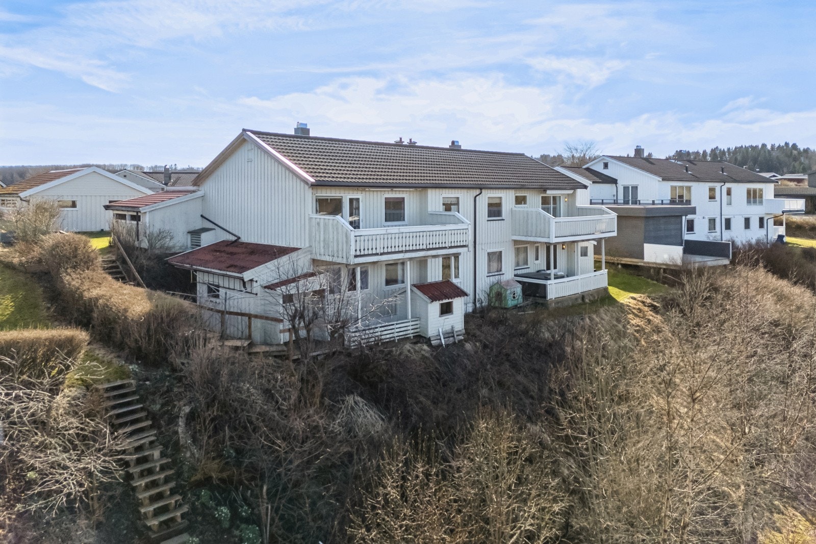 Boligen har en svært god beliggenhet i en blindvei, i et rolig og familievennlig område uten gjennomgangstrafikk. Galleribilde