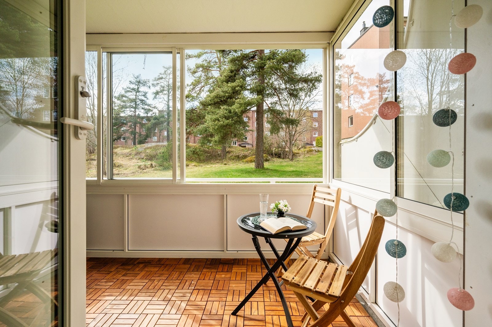 Fra stuen er det utgang til en solrik vestvendt balkong på 8 m². Galleribilde