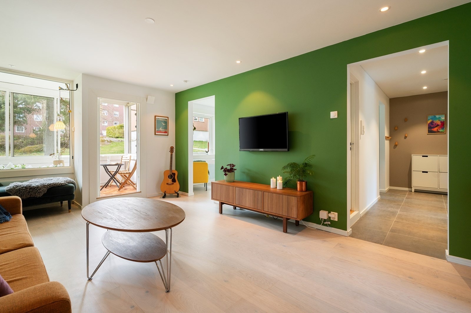 Lys og hyggelig stue med store vindusflater som bidrar til en luftig og god atmosfære i rommet. Galleribilde