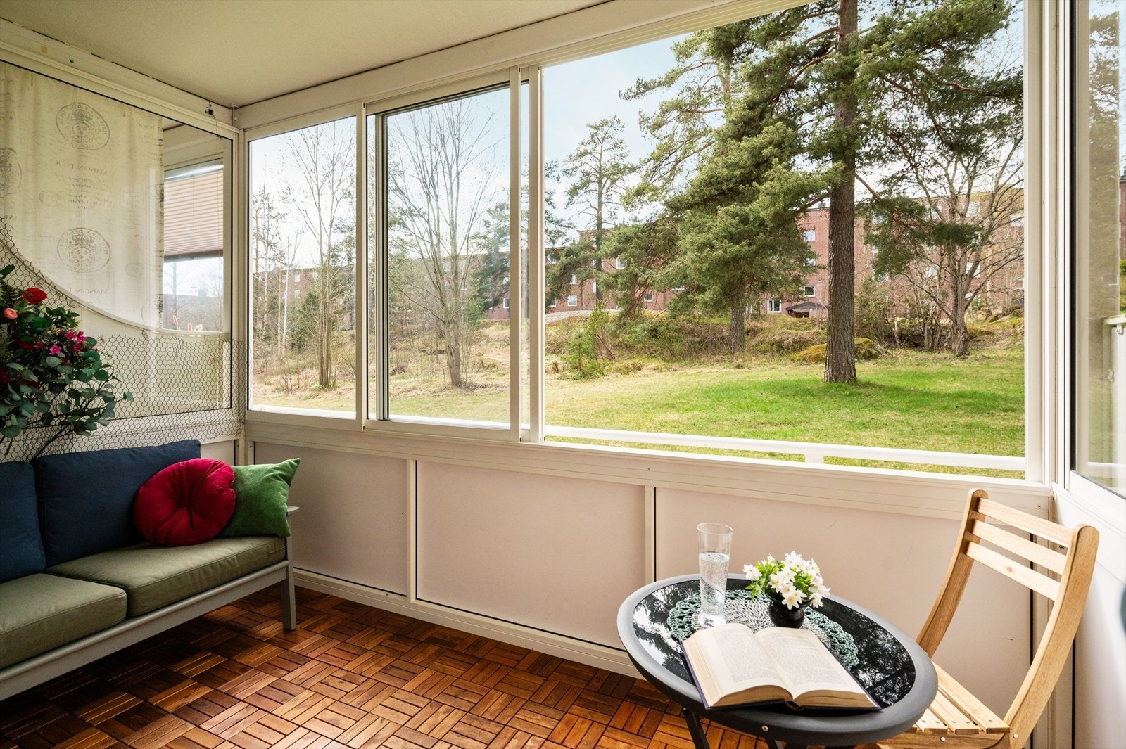 Balkongen har gode solforhold ettermiddag og kveld og en skjermet beliggenhet. Galleribilde