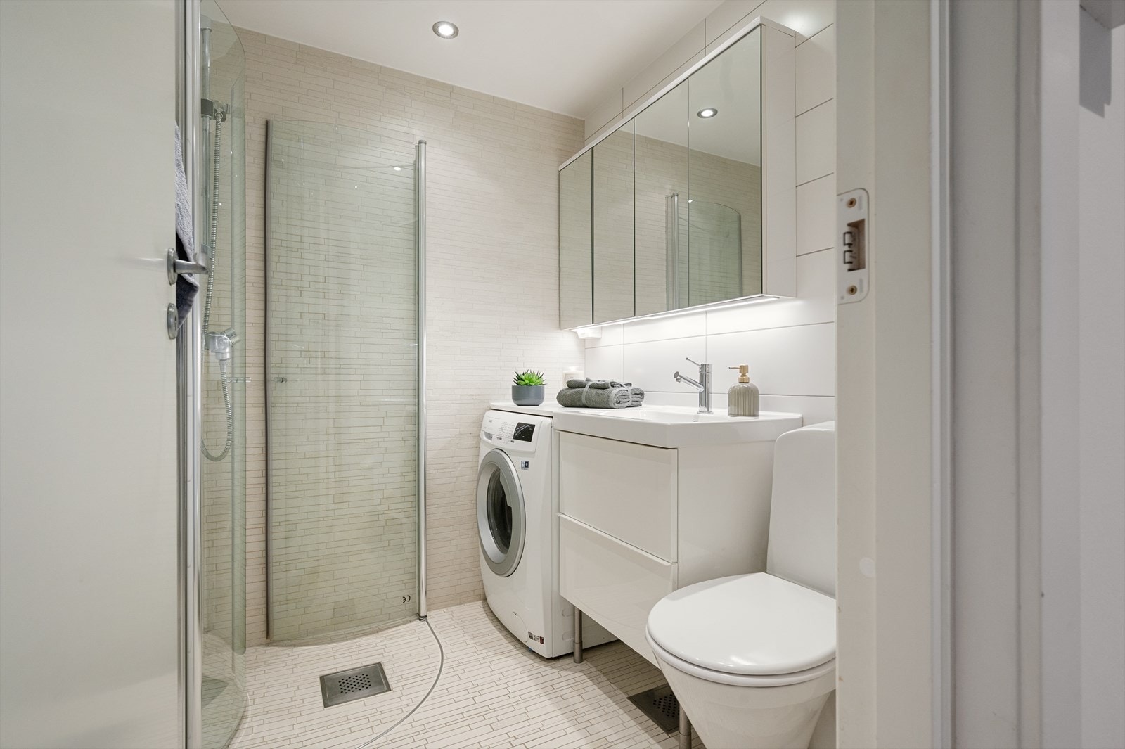 På badet er det begagelig gulvvarme og godt med oppbevaring i innredning, samt opplegg for vaskemaskin. Badet er totalrenovert i regi av borettslaget i 2008. I 2015 ble badet fornyet med flis på flis. Galleribilde