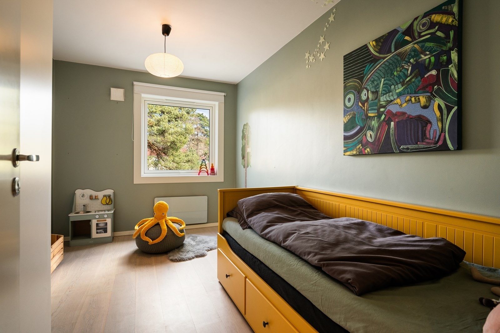 Soverom to. Bruk gjerne det ekstra soverommet som barnerom, gjesterom eller hjemmekontor. Galleribilde