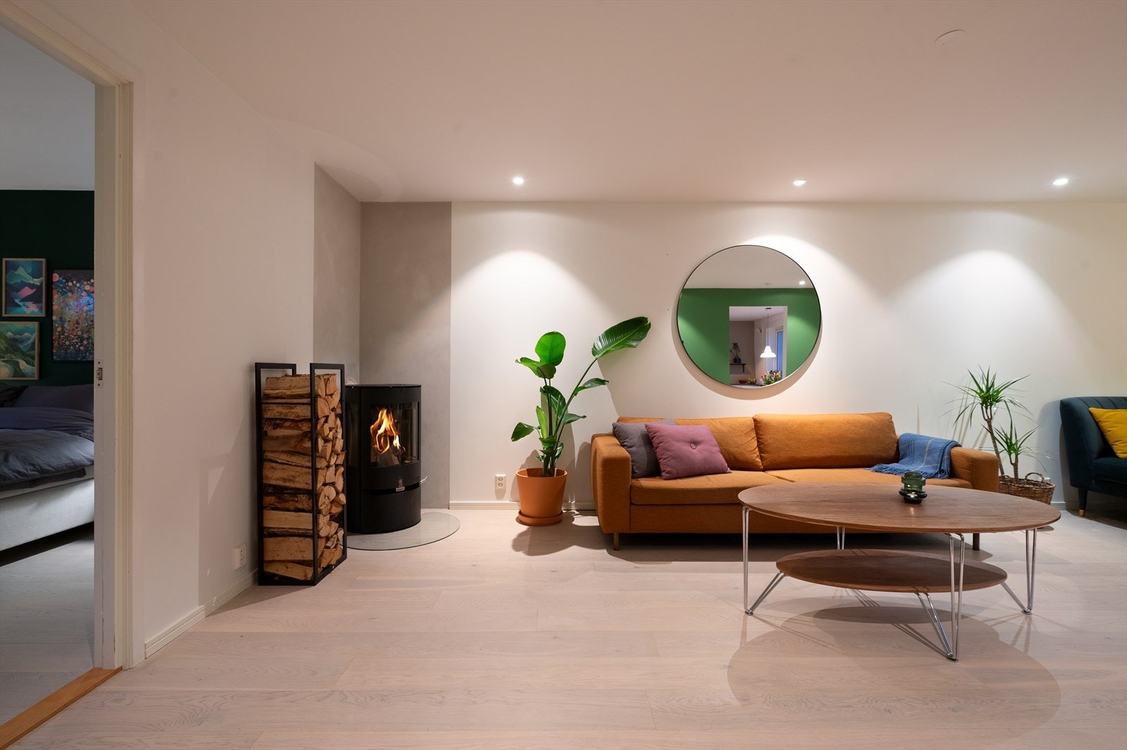 I hjørne av stuen er det en ovn som varmer godt på kalde vinterdager. Galleribilde