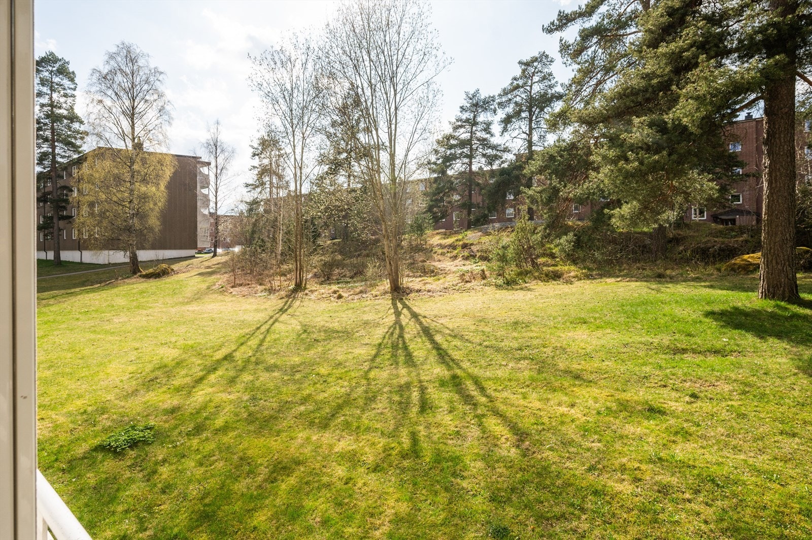 Boligen ligger i en høy 1. etasje med hyggelig utsyn. Galleribilde