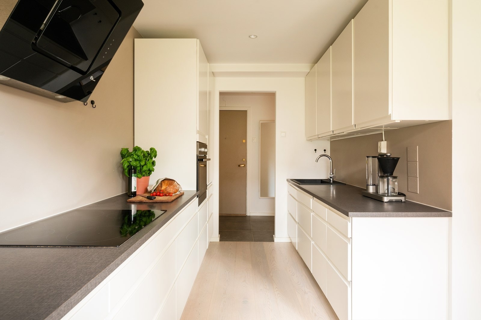 Rikelig med benkeplass og innredningen tilbyr godt med lagringsløsninger gjennom mange skap og skuffer. Her kan man kose seg under matlagingen, perfekt for hobbykokken. Galleribilde