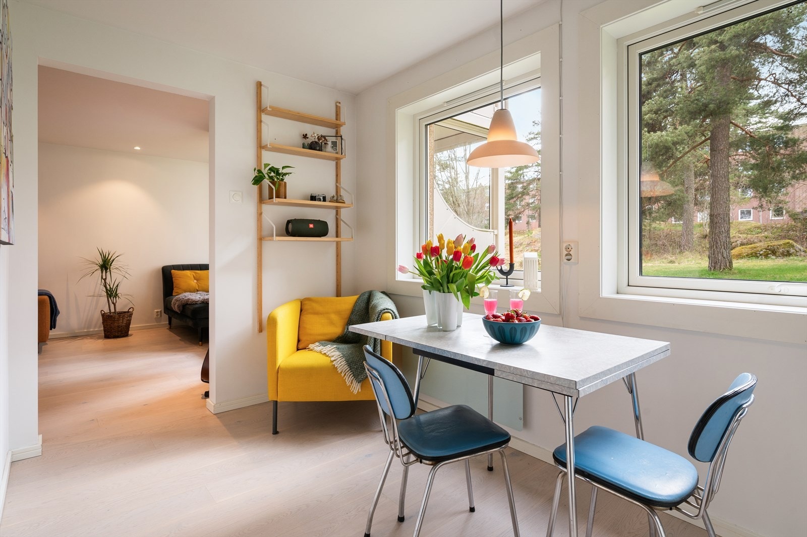 Adskilt kjøkken med hyggelig spiseplass ved vindu. Galleribilde