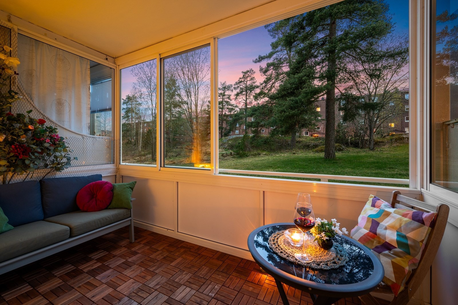 Leiligheten ligger høy 1. etasje. Her er det god plass til sittegruppe, grill og beplantning hvor hyggelige sommerdager kan nytes i godt selskap. Galleribilde